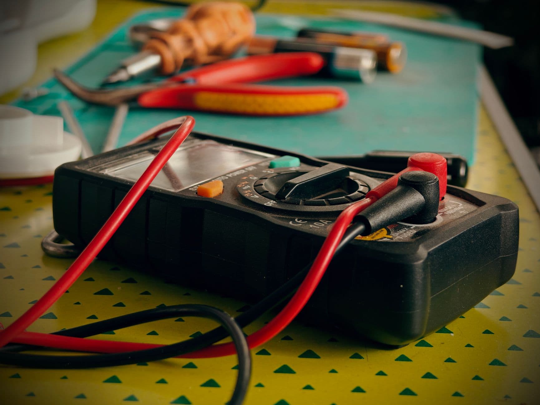 Elektricien controleert de aarding