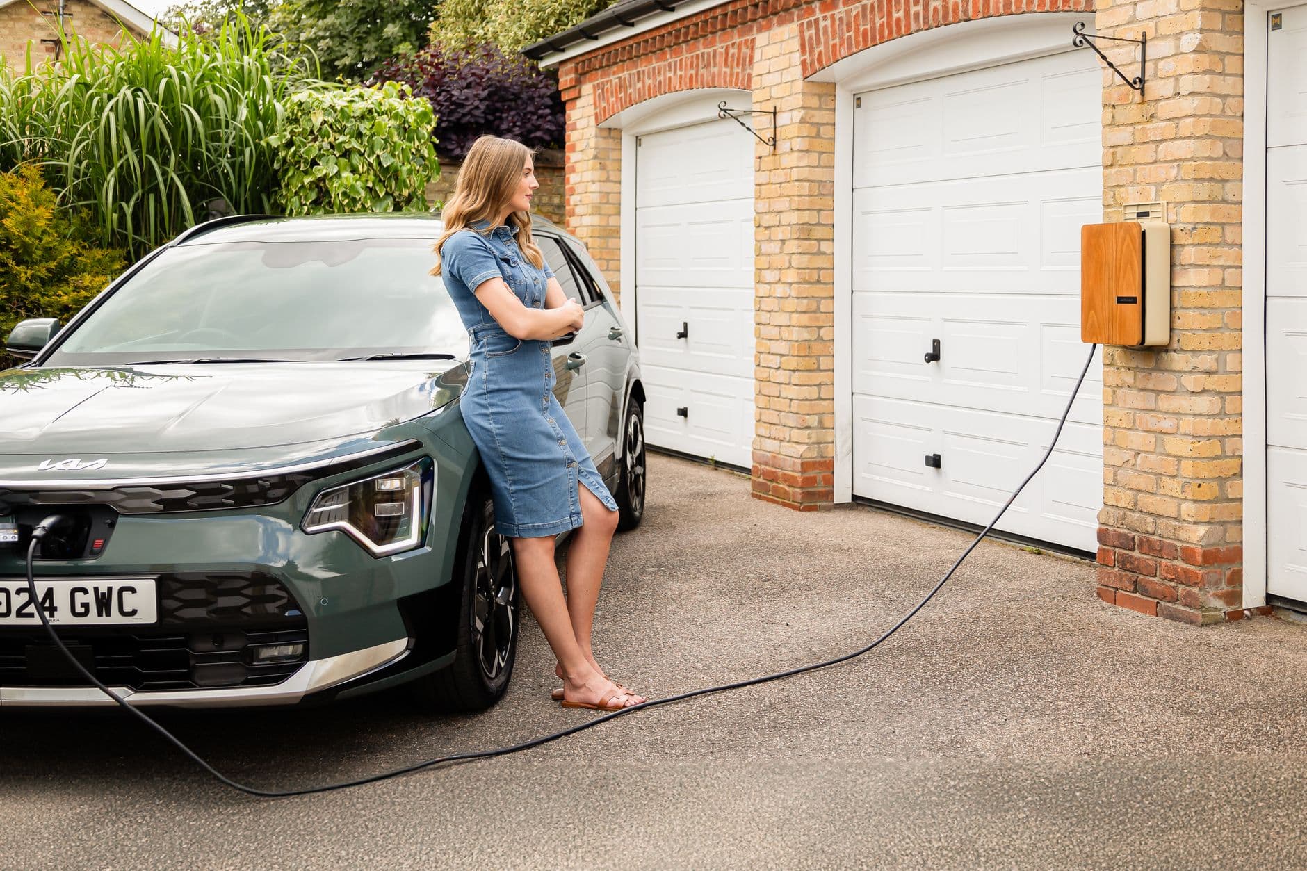 Laadpaal voor een elektrische wagen aan een woning