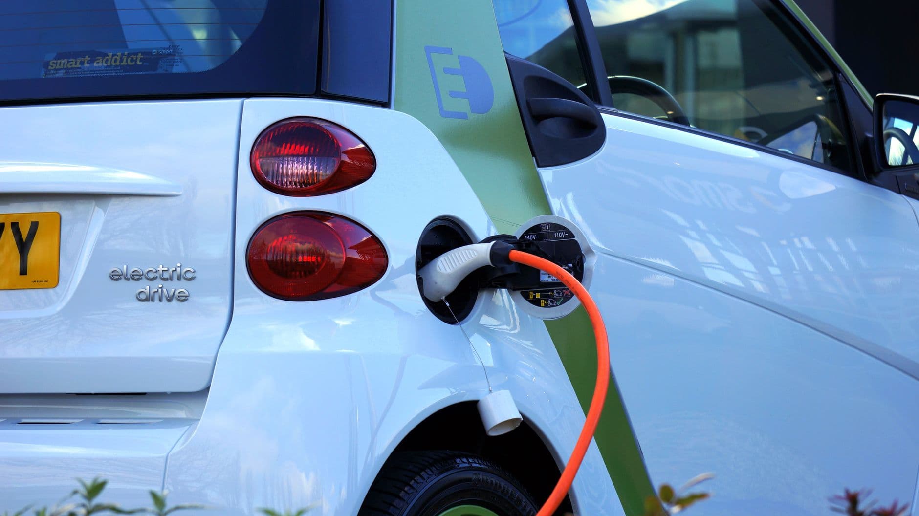 Elektrische wagen laadt thuis op