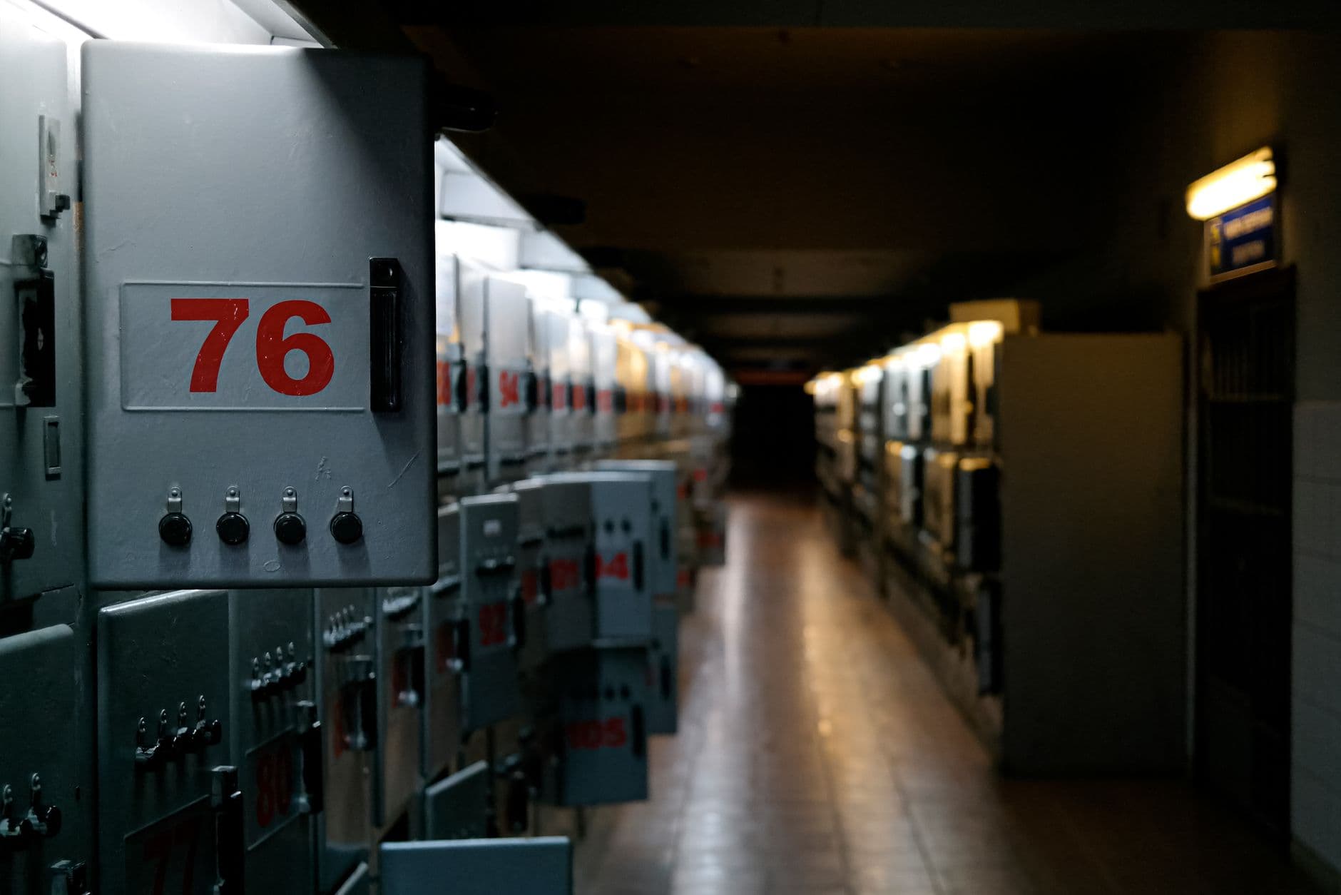 Oude zekeringkast die aan vervanging toe is