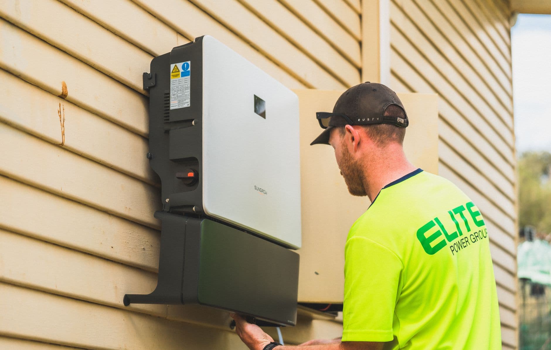 Omvormer voor zonnepanelen aan de muur