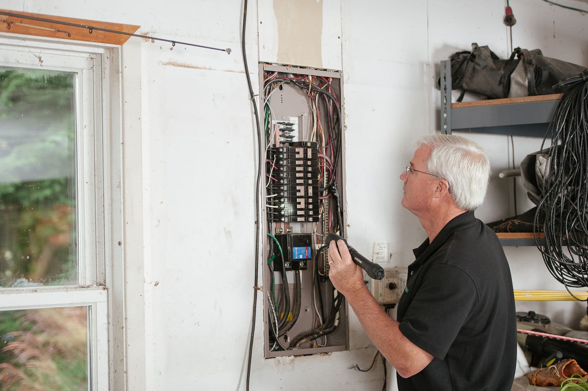 Elektricien aan het werk in een zekeringkast
